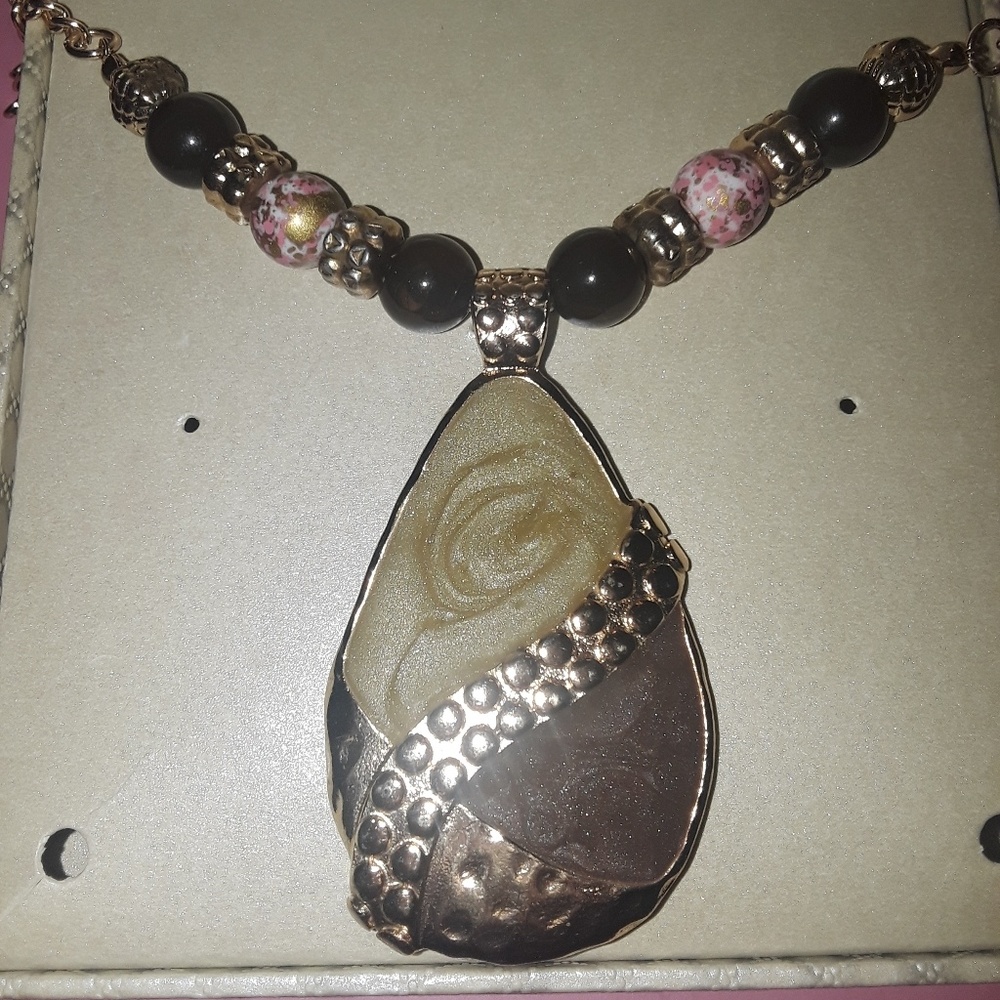 Beautiful mutli tone ladies' necklace
